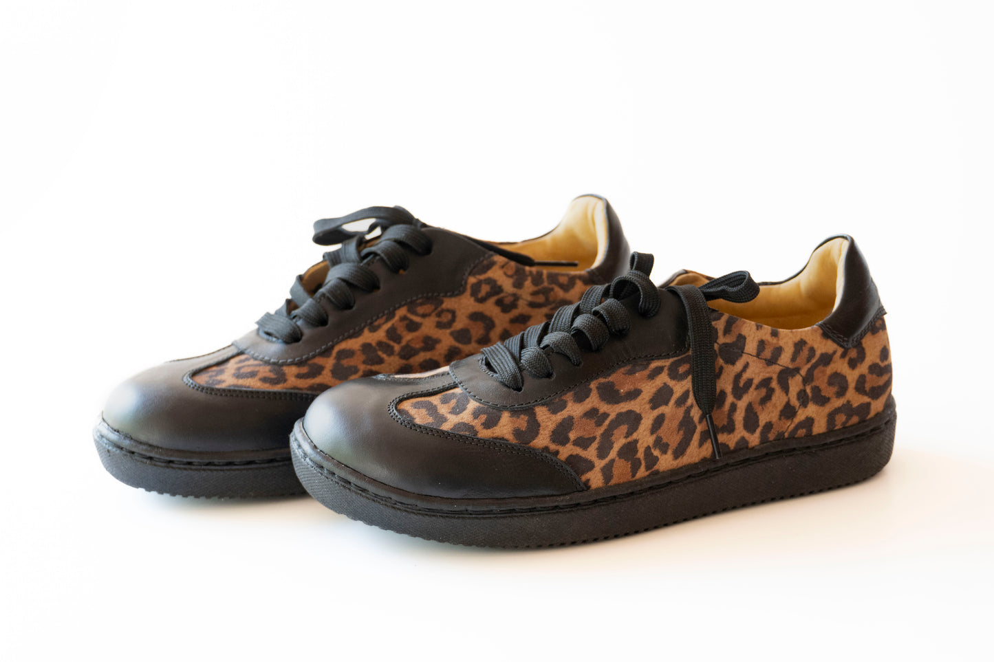 zapatilla huiña negra