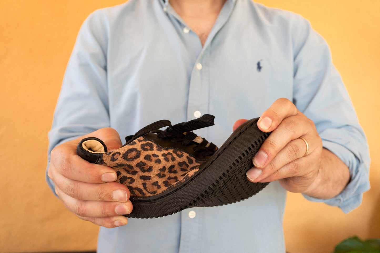 zapatilla huiña negra