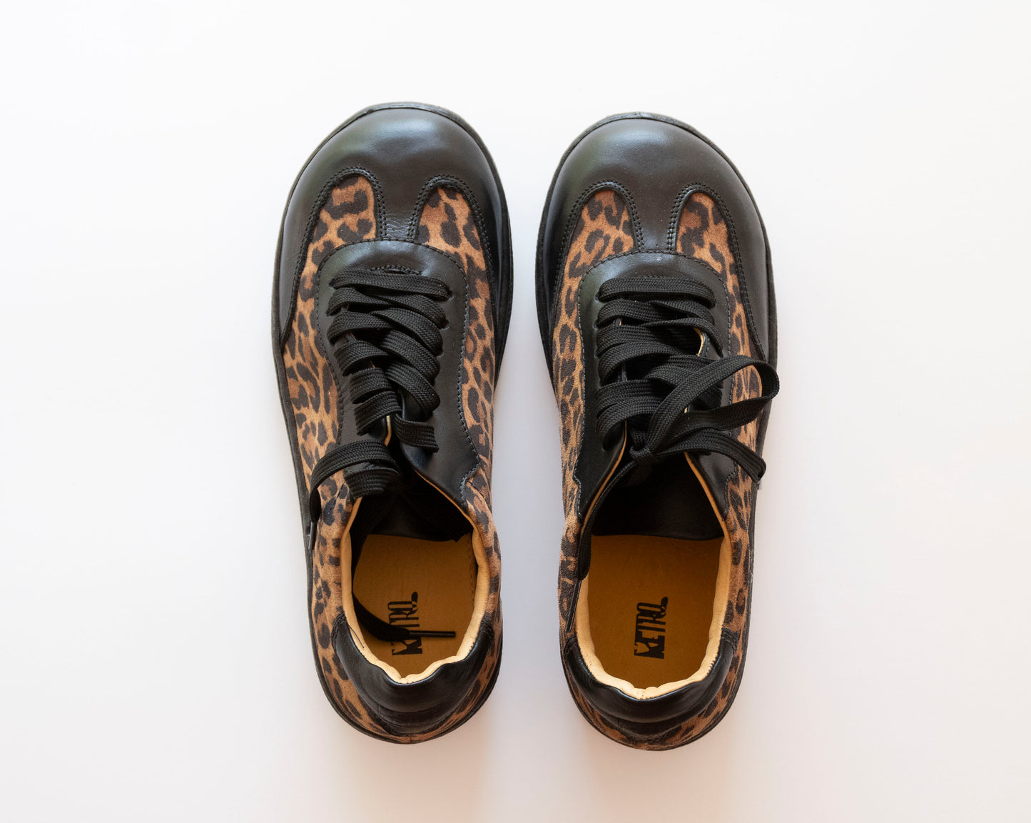 zapatilla huiña negra